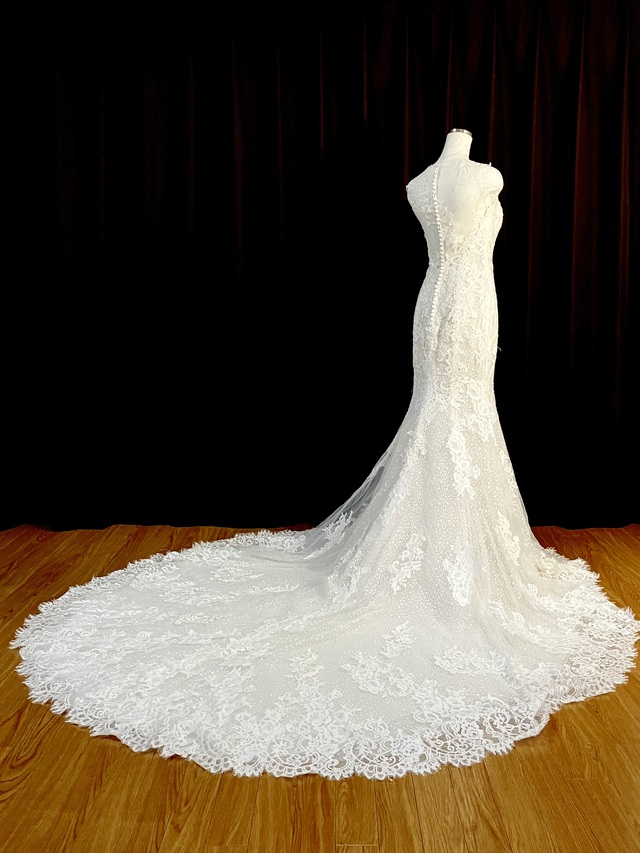 バックスタイルです。後ろに優雅に広がるレース刺繍が施されたトレーンがとても美しいデザインです。