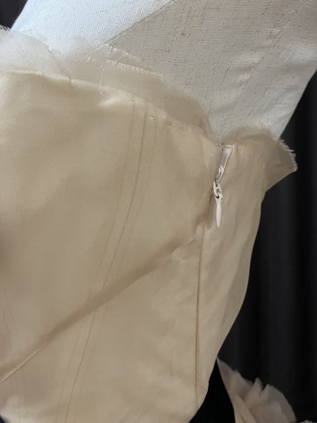 左脇周りのアップです。ササクレ感は少し見られますが使用において目立つレベルではないかと思います。