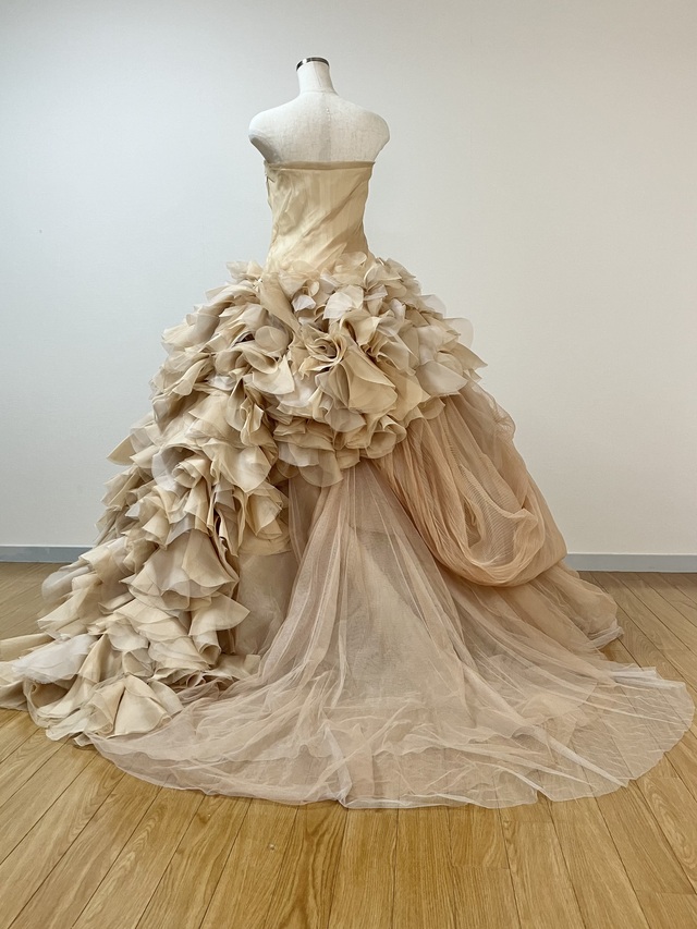 バックスタイル(バッスルチェンジ)です。トレーン部分の花びらを左側に寄せ上げるスタイルとなります。