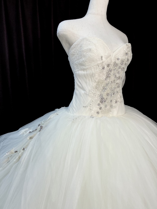 チュールスリーブは内側に入れ込む事でこの様によりエレガントなデコルテラインにチェンジする事も出来ます。