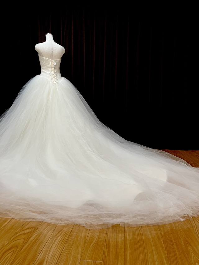 バックスタイル①です。トレーンの長さが通常の1.5倍の限定仕様です。