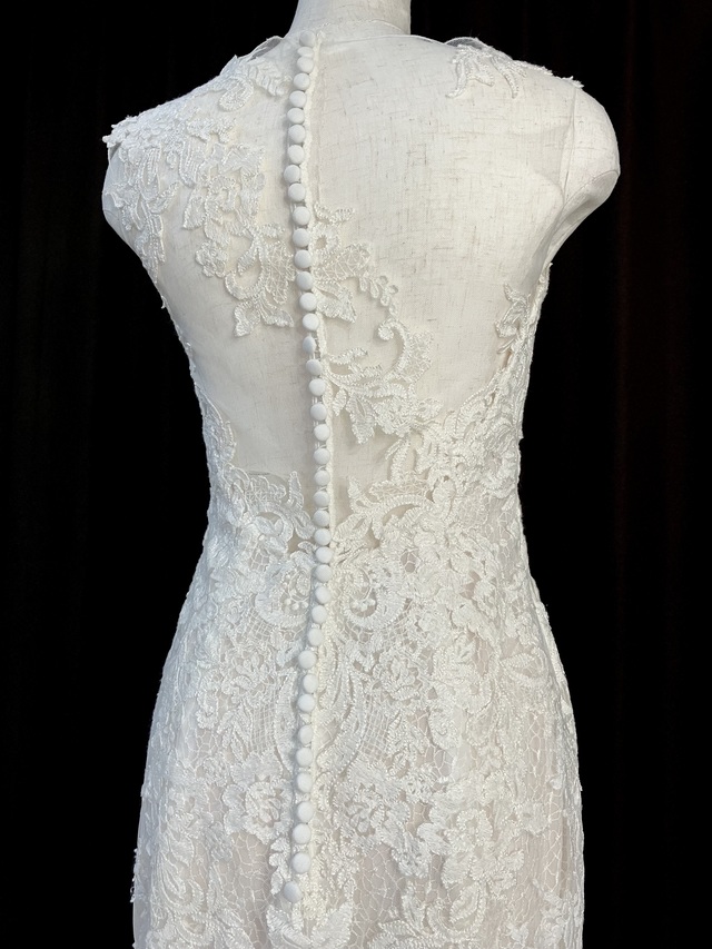 背中のアップです。スペイン系ブランドによく見られるくるみボタンのラインが背中のラインをより美しく引き立てます。