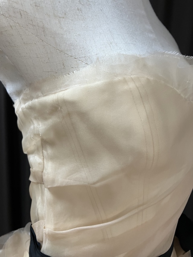 右側のアップです。<br />こちらもササクレ感は少し見られますが個人やフリマサイトのお譲りなどでみられる様な粗い感じではありません。