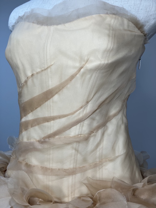 正面アップです。サイズが大きめなのでプリーツラインの乱れが出ない様にラインを透明糸にて補強しています。