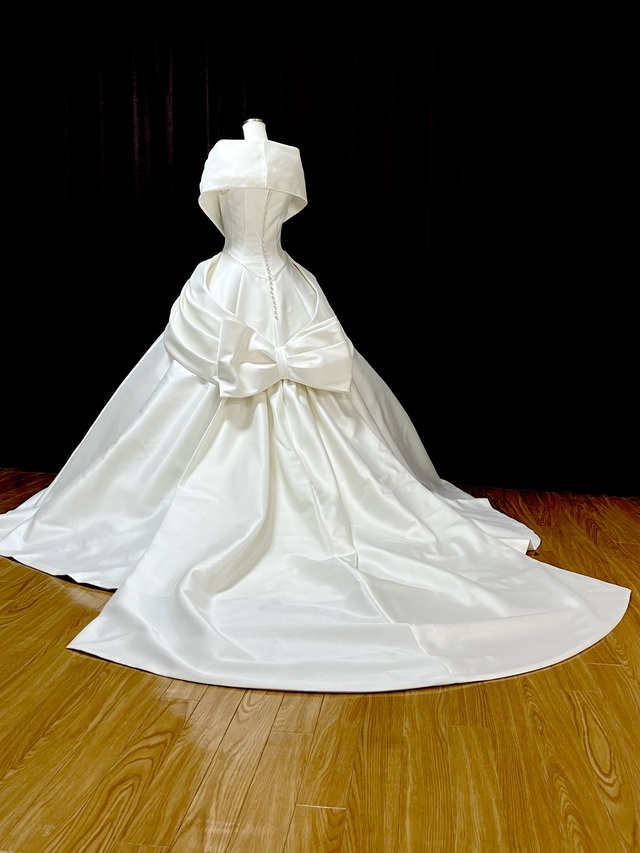 バックスタイルです。トレーンは取り外し可能。<br />ドレスの内側にはエリザベートのシルエットを美しく出すための専用パニエを装着して利用します。