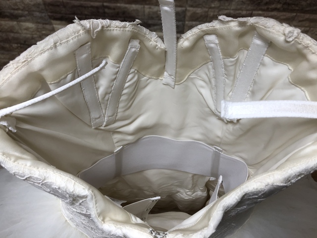 内側です。ストップボーンと調整ゴムが付けられています。