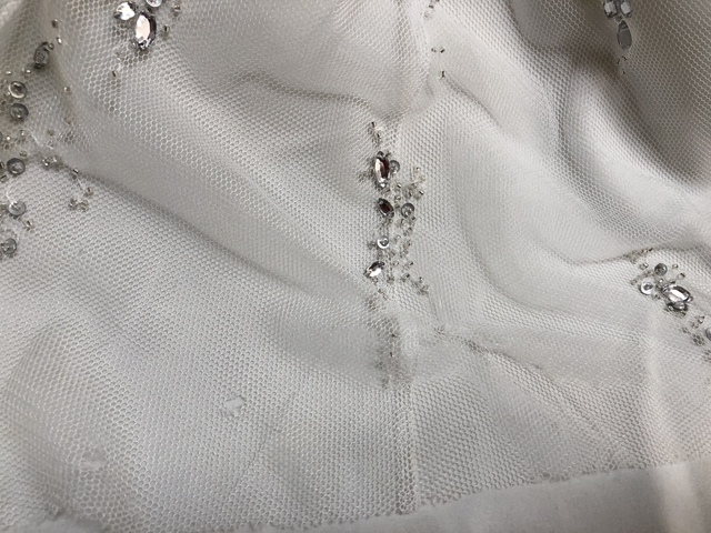 チュール補修が裾周りにあります。補修済ですが、小さな目立たない程度のチュール小穴は補修品方が目立たないのでそのままにしています。