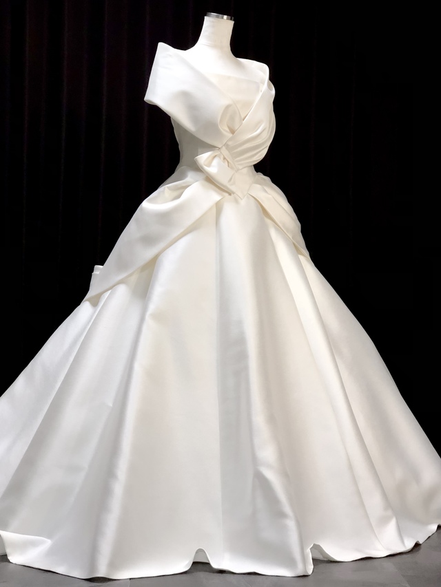 アングルを変えた正面全体のショットです。