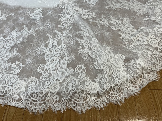 トレーン部分のレース刺繍のアップです。綺麗に広がるトレーンのラインはどの角度からもドレスの美しいシルエットを演出してくれます。