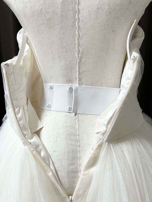 内側になります。ずり落ち防止の調整ゴムバンドとストップボーンが付いています。