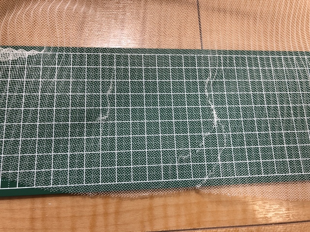 正面裾の補修している場所です。裾周りに何か所かある小穴は使用において目立つレベルではありません。
