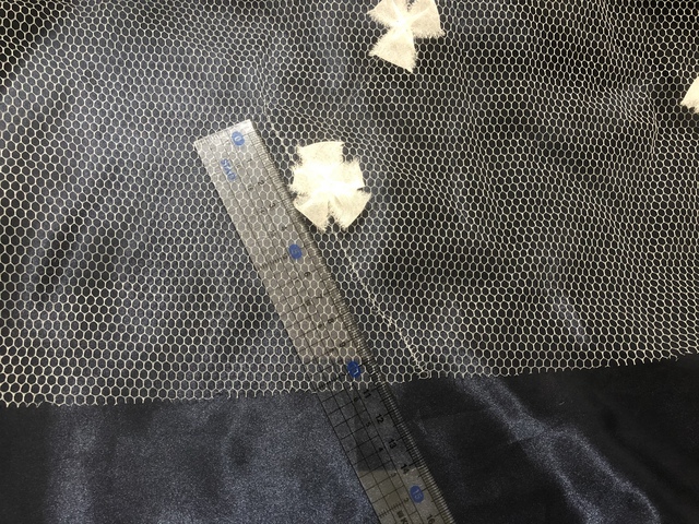 一枚目右後ろの補修箇所です。綺麗に縫い合わせが出来ておりますので外観からは全く気にならないと思います。