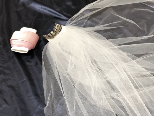 付属アイテムのヴェラウォン2段ショートベールと未使用ベロアサッシュリボンです。