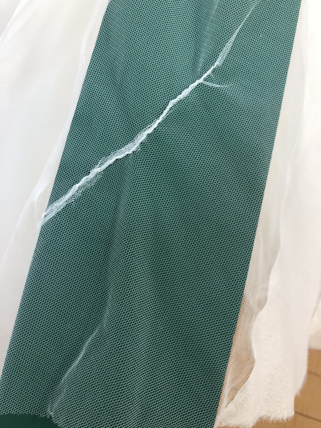 右側裾あたりに補修跡がありますがフリルで隠れるのでほとんど目立ちません。現在は糸がやや太いのでご購入が決まりましたら当社の極細透明糸にて再補修して極力目立たない様にしてお渡しします。