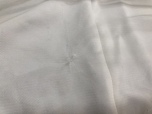 補修ヶ所の一例です。スペアビジューで隠せそうな場所は補修ヶ所の上に取り付けています。