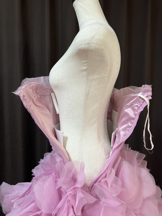 内側になります。ずり落ち防止の調整用ゴムバンドが付いています。