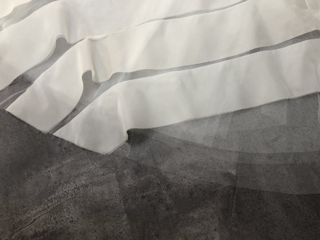 後ろ裾チュールに9cmほどの補修ヶ所がありますが丁寧に縫い合わせ対応をしておりますので使用時に外観から気づかれる事はない状態にしています。画像の様に半分以上フリルの下に隠れるので実際は4cm程度の目立たない状態です。