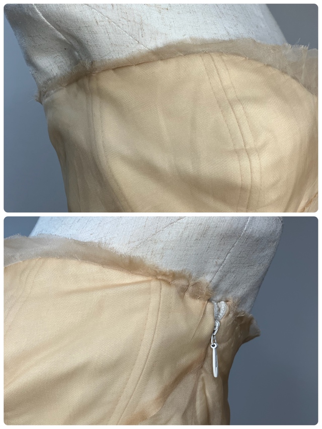 両脇フリルの状態です。高さは1㎝弱の高さです。着用時には腕に隠れる場所なので高さ的に問題はないかと思います。