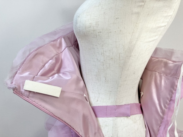 内側になります。ずり落ち防止のストップボーンが二ヶ所付いています。