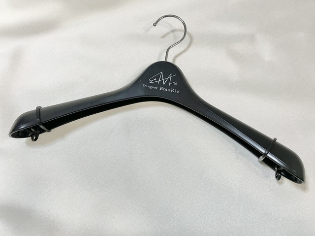 付属アイテムはこのエマリーエのハンガーのみとなります。(通常の付属アイテムはハンガーのみです。ドレスカバーは別で市販の立体ビニールドレスカバーをお渡しします。)