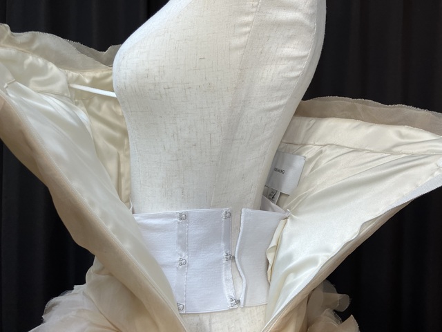 内側になります。ずり落ち防止の調整用ゴムバンドが付いています。