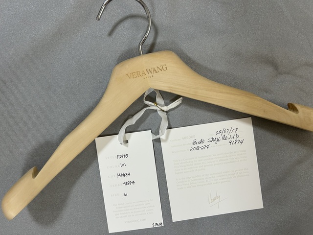 付属ウッドハンガーと購入証明書です。2019年2月にファーストオーナー様はオーダーしています。ヴェラウォンドレスカバーは付いていませんのでご了承下さい。
