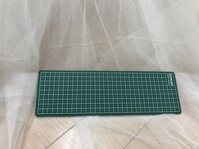 一枚目左裾のチュール破れの補修場所です。生地が重なっていますので外観からはまず分かりません。裾から13cm位上の場所なので緩やかカットで破れをなくす事も出来ますがこの状態の方がお勧めです。