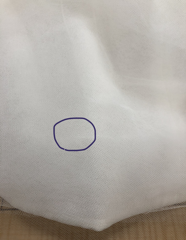 正面やや右の裾に3センチほどの破れがありますが極細透明糸にて補修済みです。生地が重なる場所で外観からは全く分かりません。