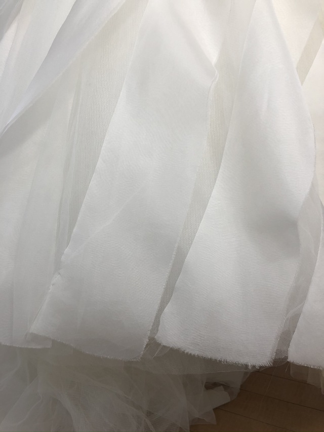 上記フリルがかかった状態です。補修跡は隠れてしまいますので気になりません。