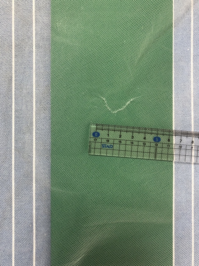左裾下から50センチ位上に3cmほどの補修箇所があります。
