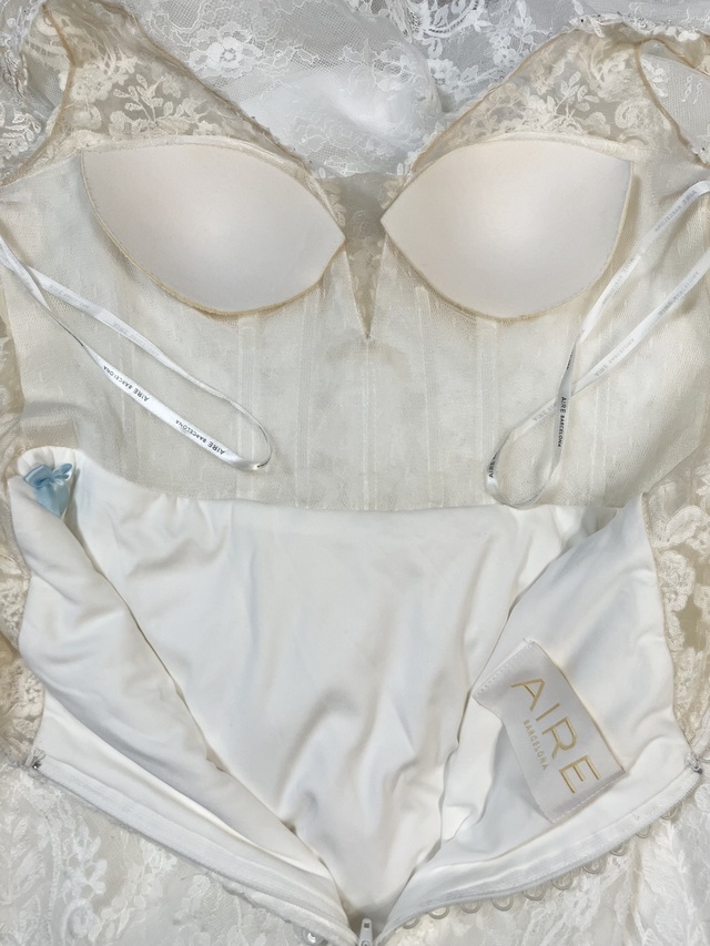 内側になります。パットは縫い付けられていますのでヌーブラなどでの対応となります。オーナー様はニップレスのみで利用されています。