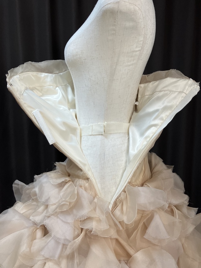 内側になります。ずり落ち防止のストップボーンが付いています。