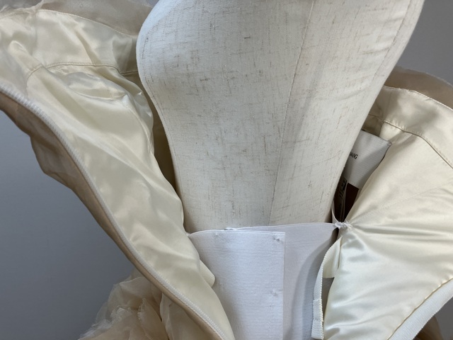 内側になります。ずり落ち防止の調整用ゴムバンド付きです。