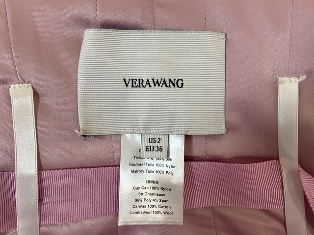 内側ラベルです。第2世代のシルバーラベルは新しい部類に入るドレスです。