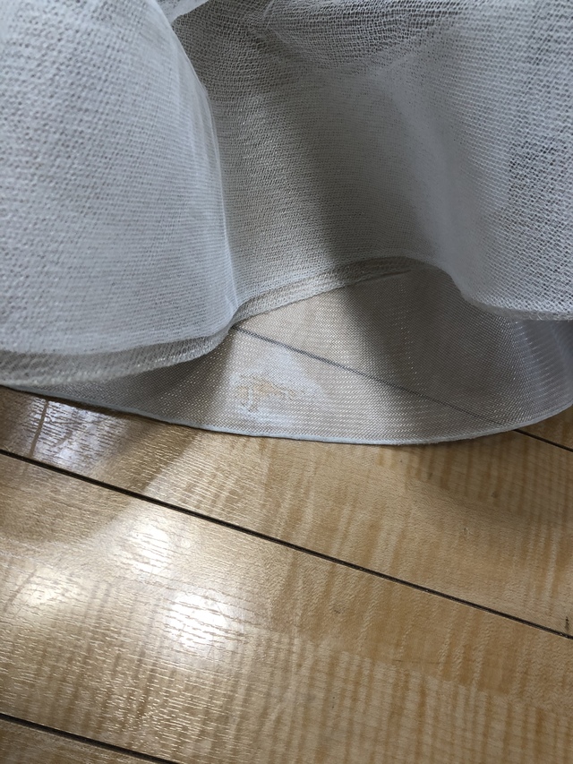 右後ろ上から二枚目のスカート裾裏側のシルクオーガンジーに使用による擦れが若干見られます。一見では気づかない状態と場所です。これ以上擦れが広がらない様にこの部分をチュールで保護しています。