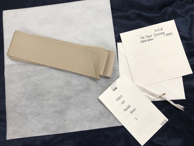 付属のサッシュリボンと購入証明書です。
