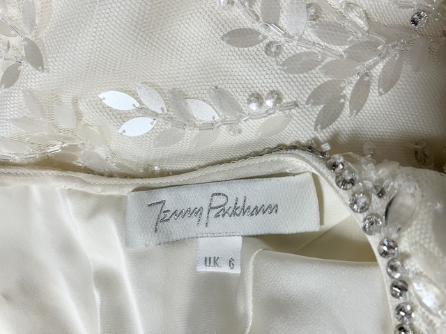 内側ブランドラベルです。サイズはUK-6となります。