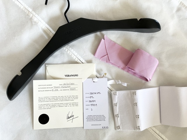 付属アイテムです。ずり落ち防止の調整用ゴムバンドも付いています。