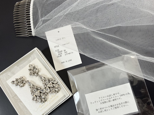 上質な国内製作のベールで人気の高いFINE BLOOMのロングベールとオーナー様がドレスに合わせて選んだ別購入のデザインピアスも一緒にお渡しします。