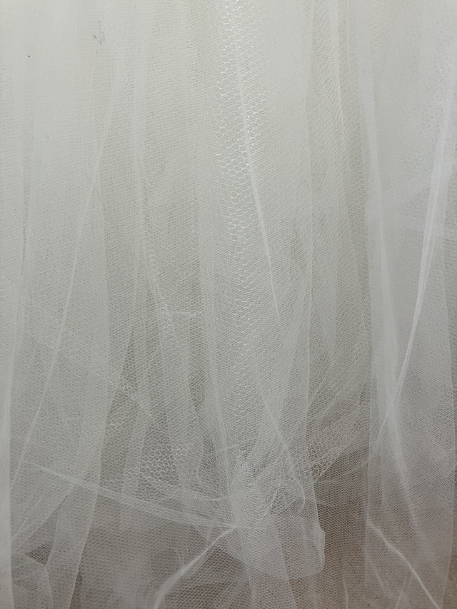 正面1枚目裾近くに2cm位の補修ヶ所が2カ所ありますがこの様に一見では気付かないレベルに補修済みです。